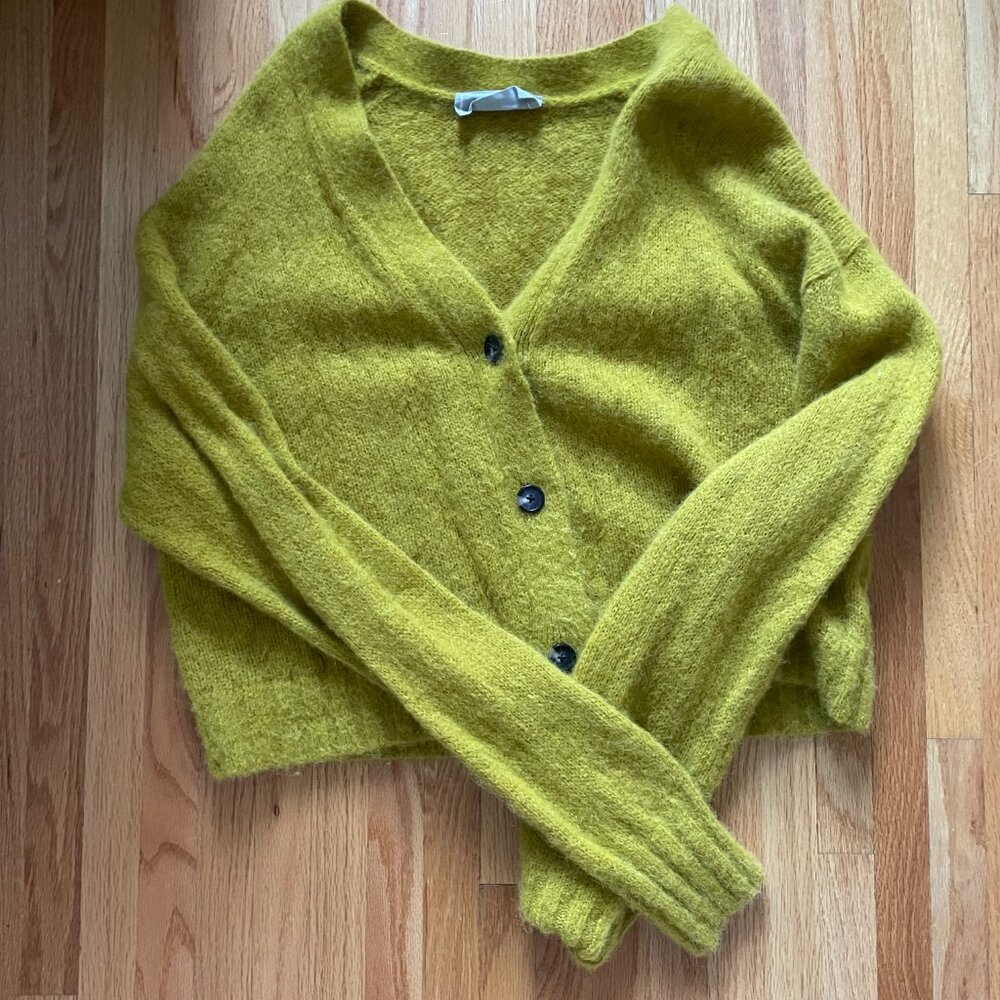 Everlane Alpaca V-Neck Cropped Cardigan - Golden Palm